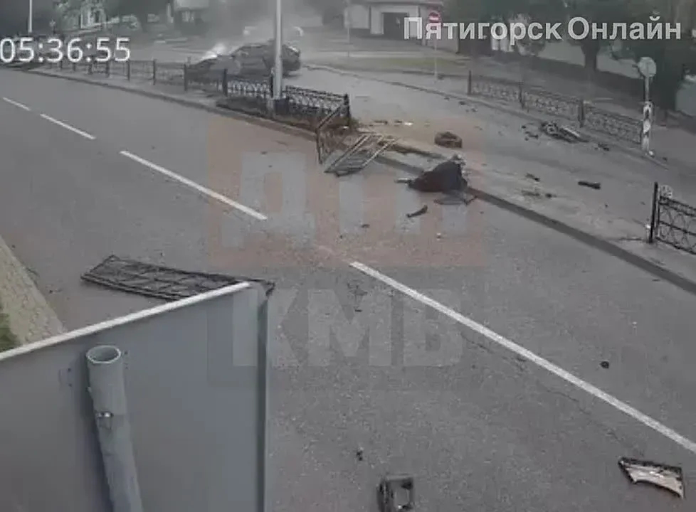 На видео попал момент аварии BMW X1 на проспекте Калинина в Пятигорске