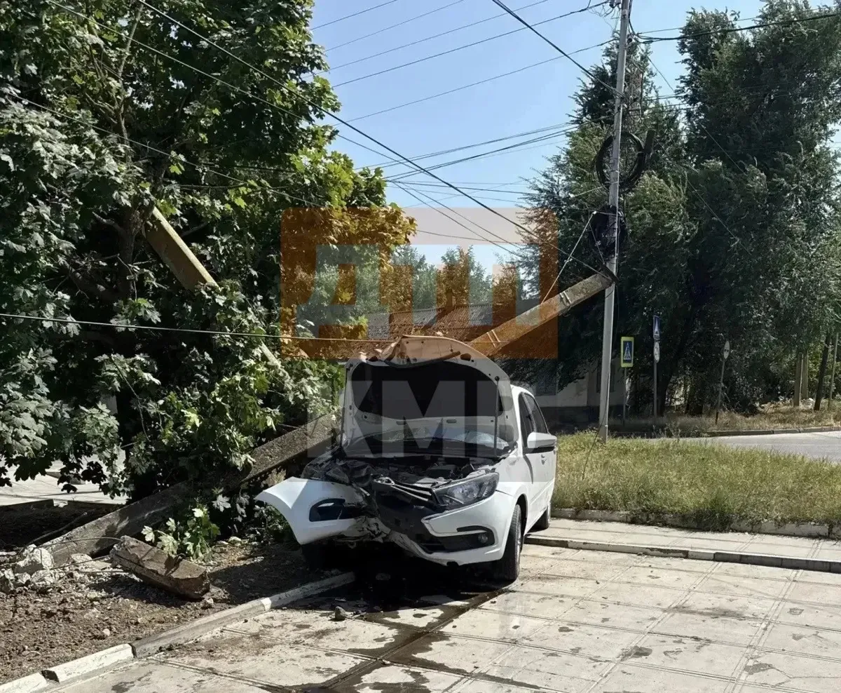 В Будённовске Лада врезалась в опору ЛЭП, пострадал подросток