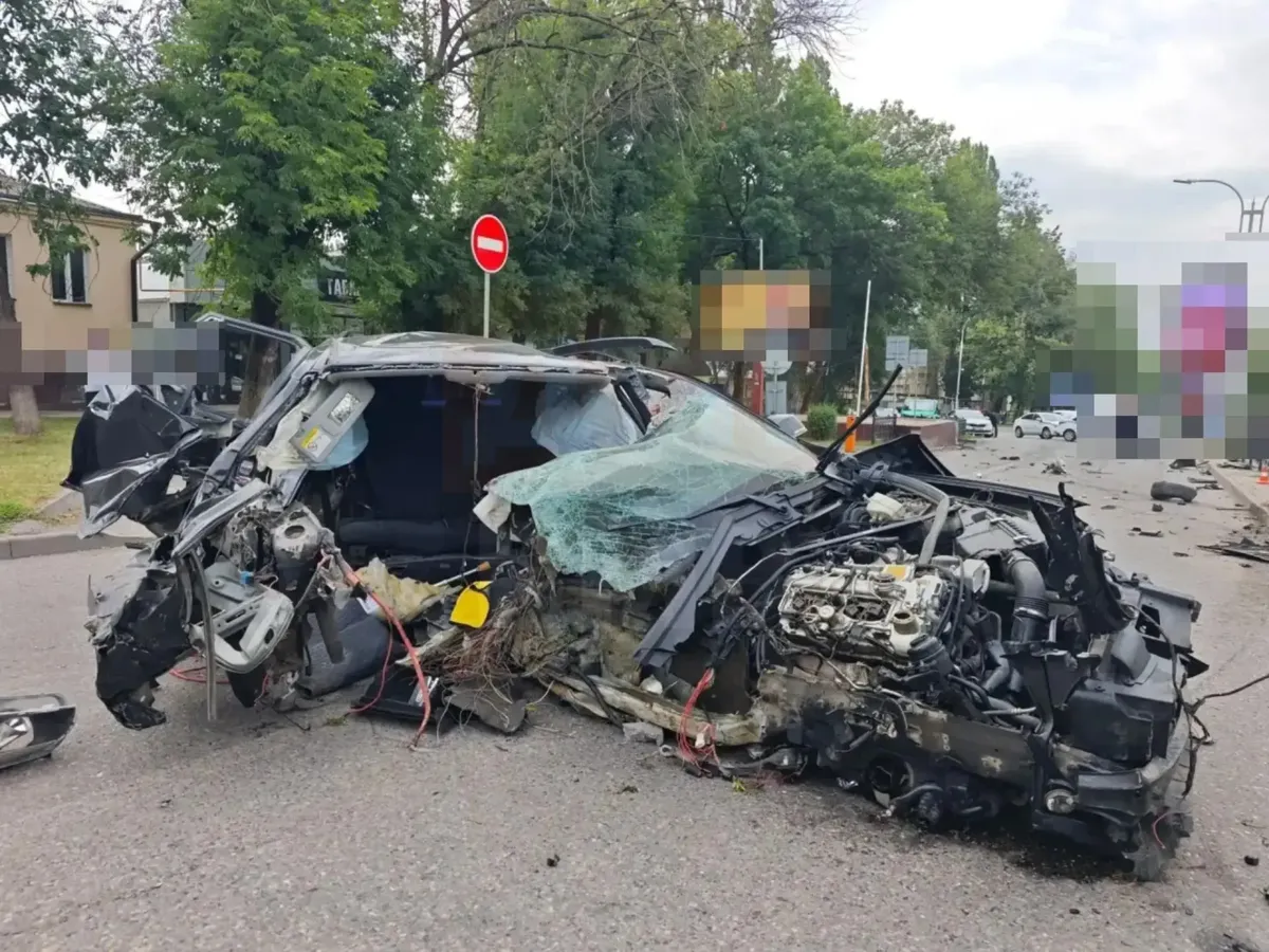В Пятигорске на проспекте Калинина BMW врезался в ограждение, пассажир погиб
