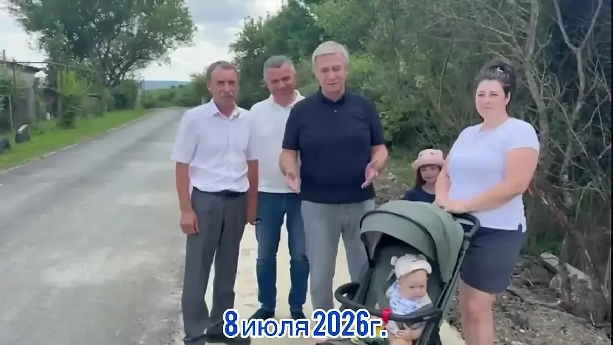 В селе Татарка завершают дорогу и тротуар к школе №12