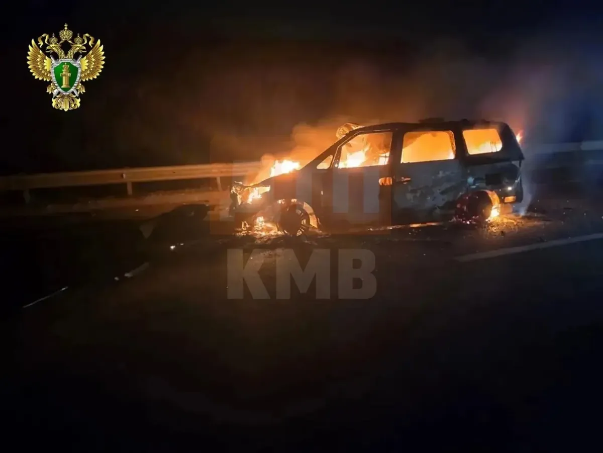 На трассе «Кавказ» под Пятигорском минивэн загорелся после ДТП с грузовиком