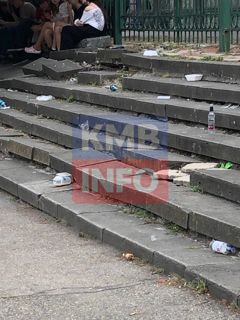 В Ессентуках на Театральной площади подростки оставляют горы мусора