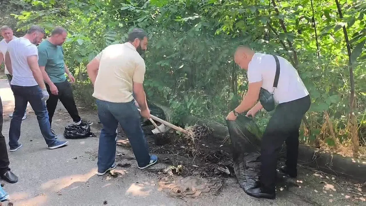 В Ессентуках руководители вышли на субботник у Арены и Приозерного сквера