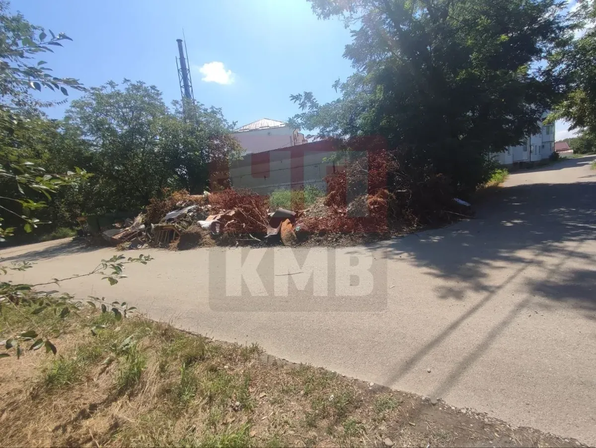 В Георгиевске мусорная свалка перекрыла половину дороги на углу Первого мая и Комарова