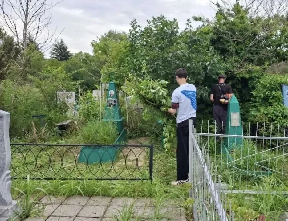 В Георгиевском округе волонтёры привели в порядок могилу ветерана ВОВ