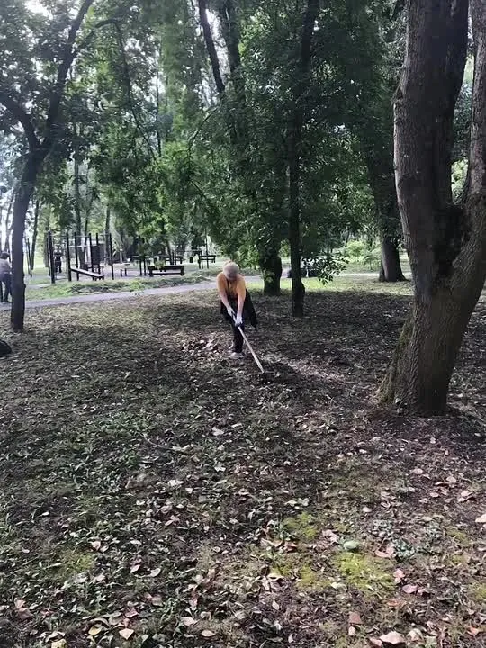 В Кировском округе прошли еженедельные субботники