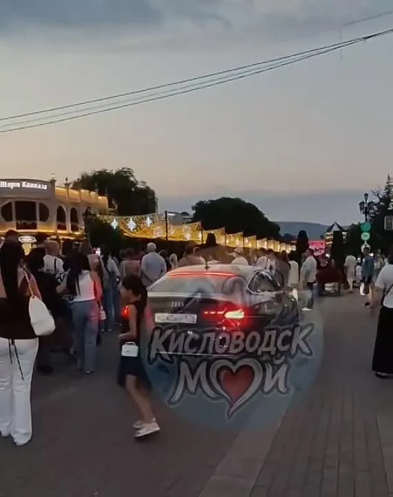 В Кисловодске автомобиль проехал по Курортному бульвару