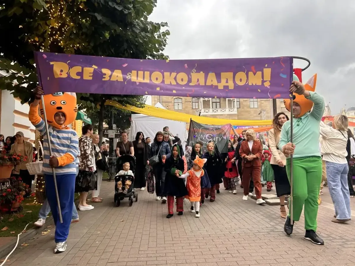 В Кисловодске прошёл километровый мультпарад с Чебурашкой