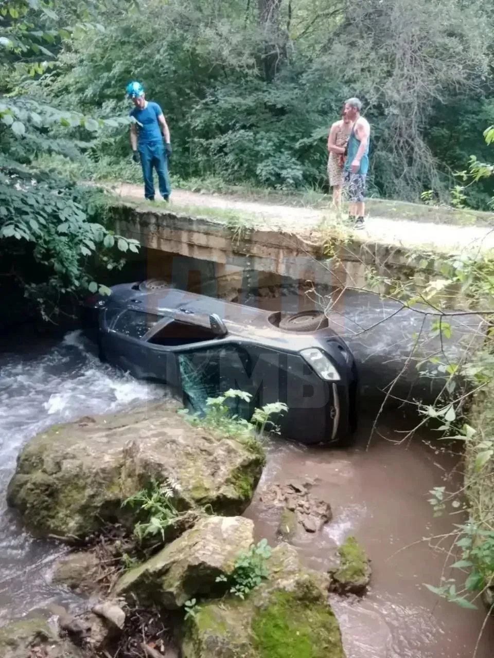 В Кисловодске пьяный водитель съехал в реку у Замка коварства и любви
