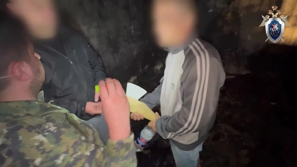 В Краснокумском пьяный мужчина убил двух мужчин топором и ножом