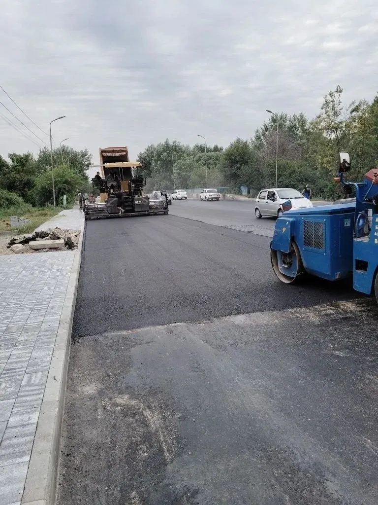 В Минеральных Водах на улице Мостовой завершают укладку асфальта