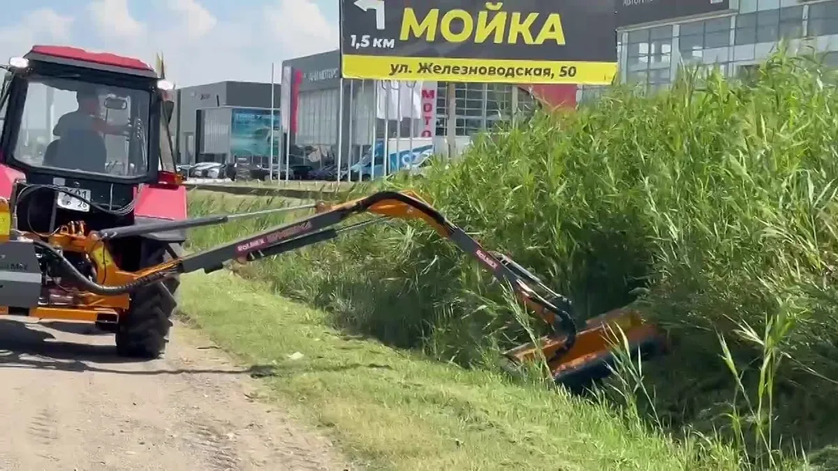 В Минераловодском округе косят траву для снижения риска пожаров