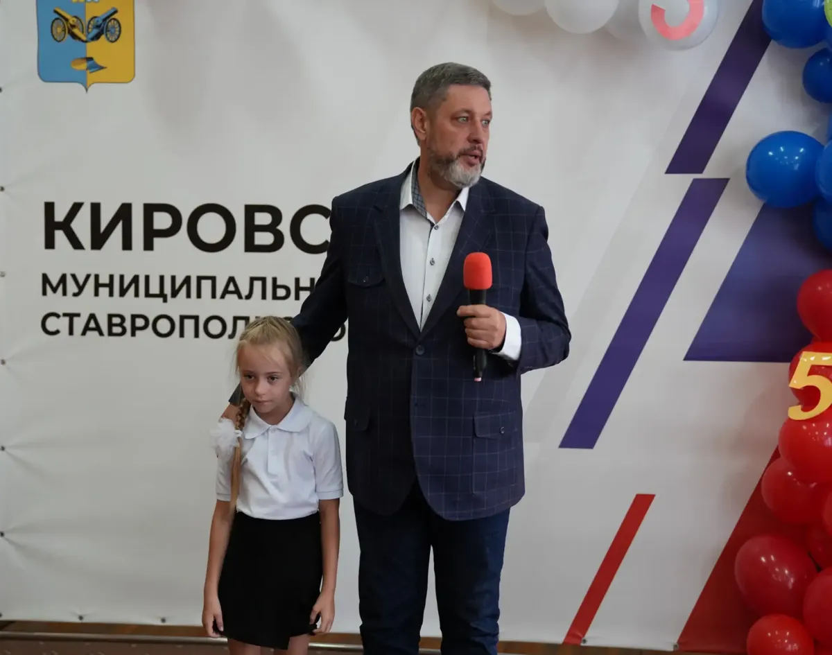 В Новопавловске детям участников СВО вручили портфели к школе