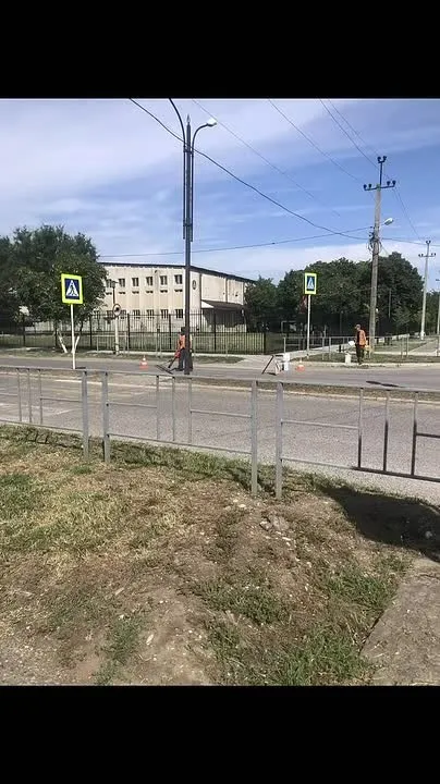 В Новопавловске обновляют разметку на пешеходных переходах у школы №13