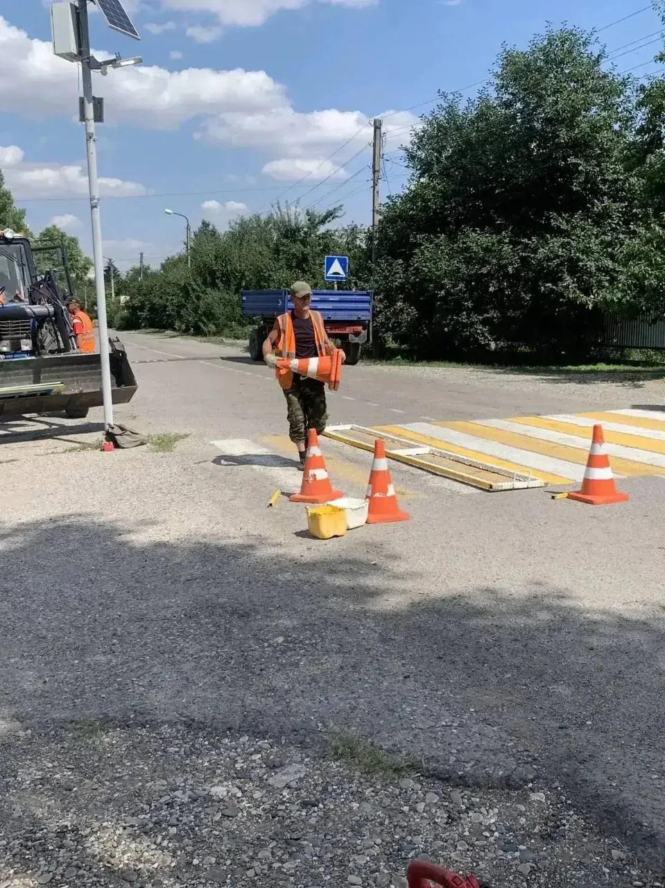 В Новопавловске обновляют разметку на пешеходных переходах