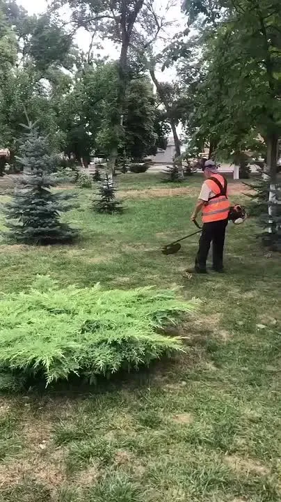 В Новопавловске после ливня возобновили покос травы в парке Кирова