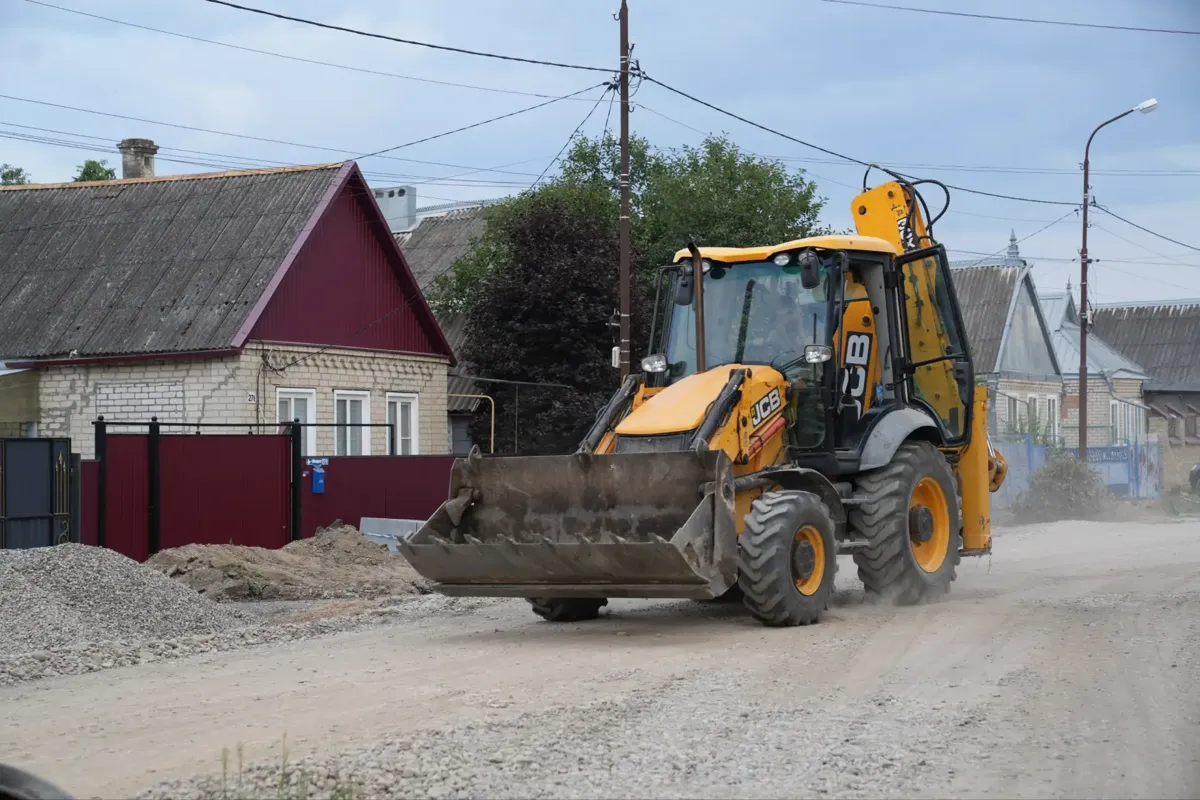 В Новопавловске ремонтируют дорогу и тротуар на улице Мира