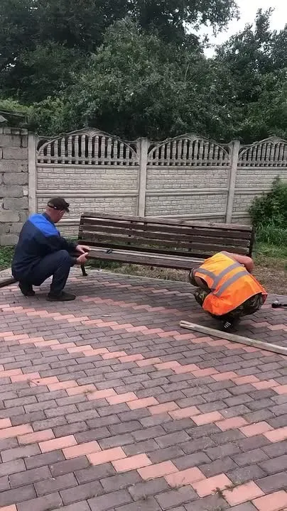 В Новопавловске вандалы снова сломали лавочку в месте отдыха