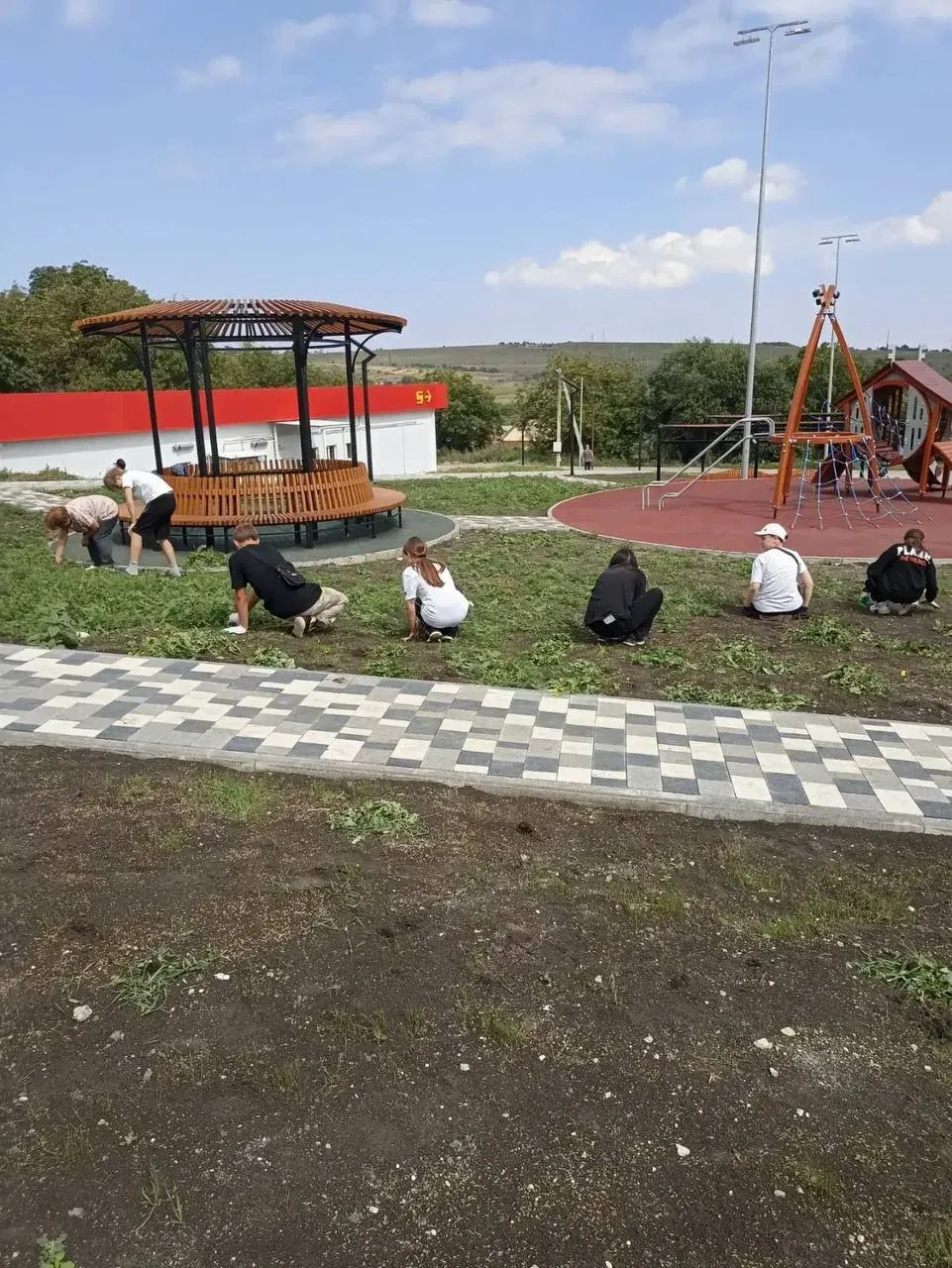 В Предгорном округе школьники вышли на субботник в новом парке