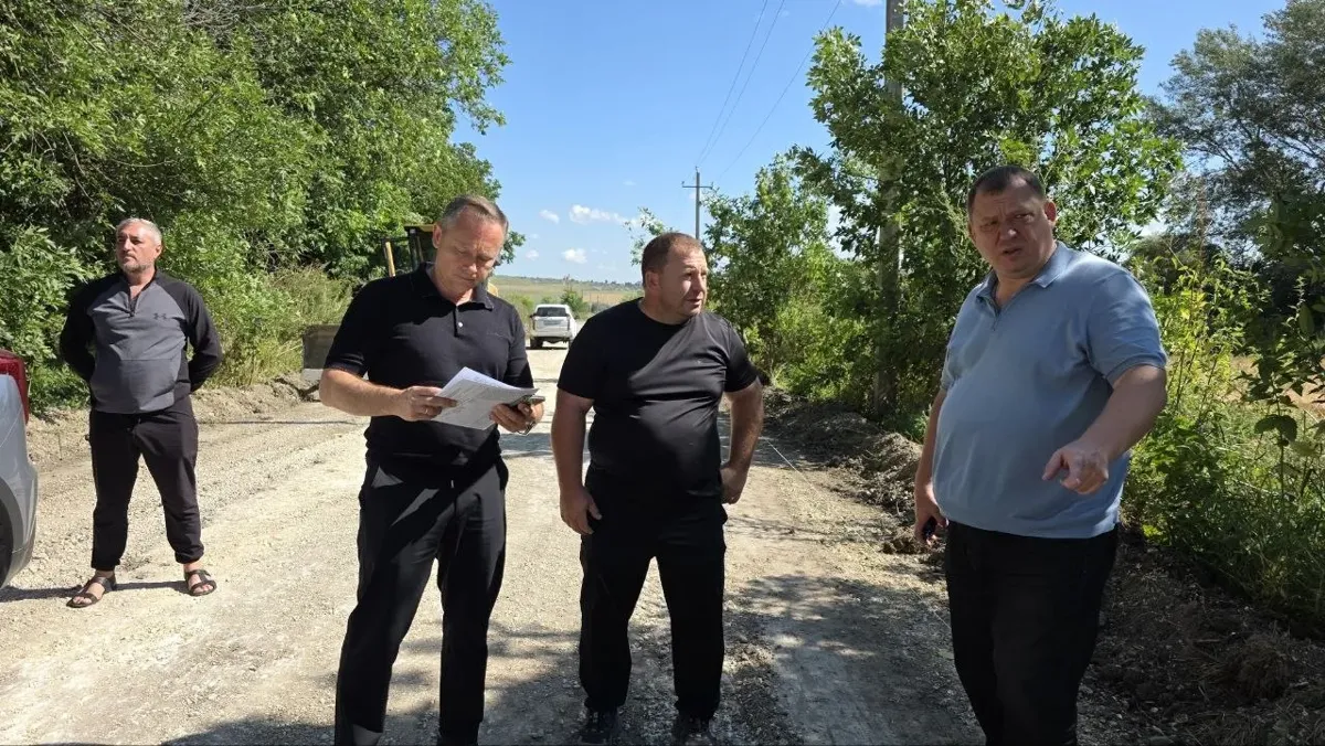 В Предгорном округе укладывают асфальт на подъезде к МТФ-2 по улице Васильковой