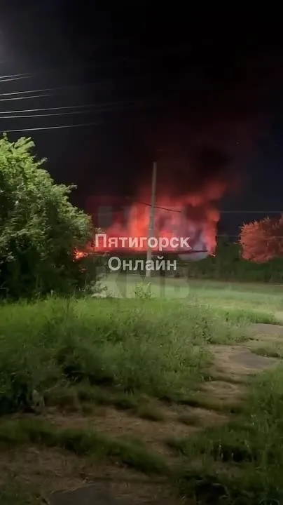 В Пятигорске на Бульварной ночью сгорел шиномонтаж