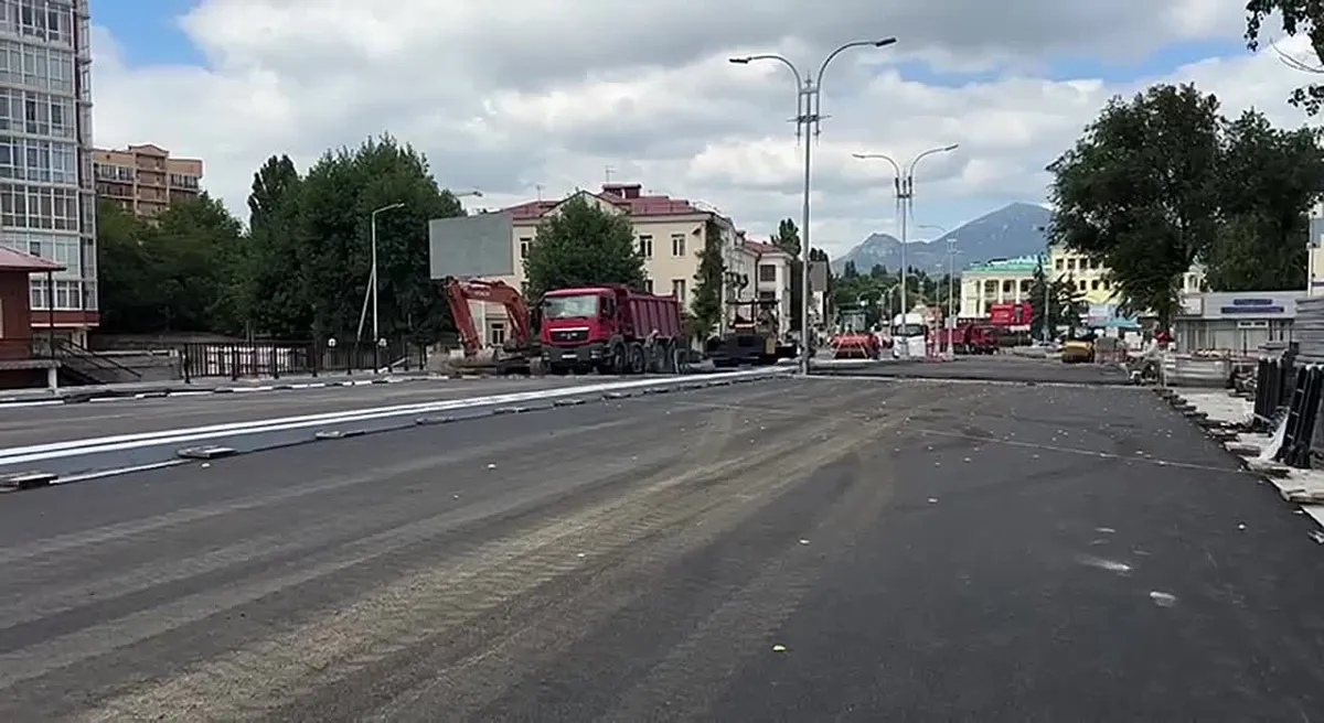 В Пятигорске на мосту укладывают первые слои асфальта