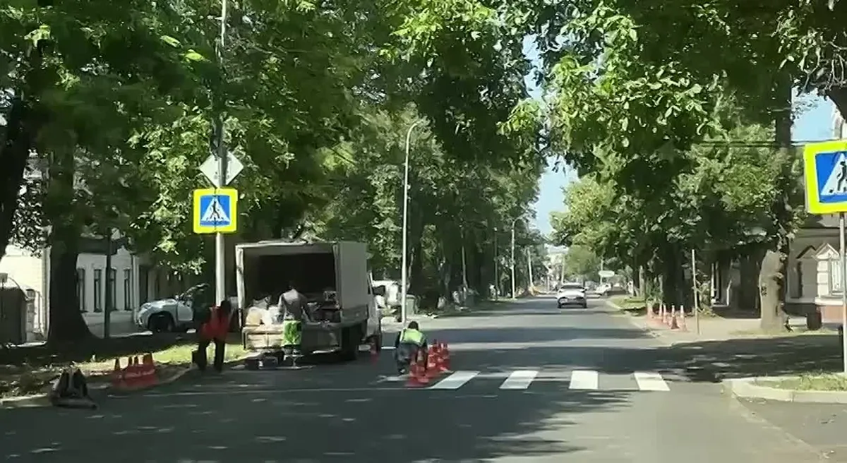 В Пятигорске на Октябрьской обустраивают переходы и укладывают асфальт