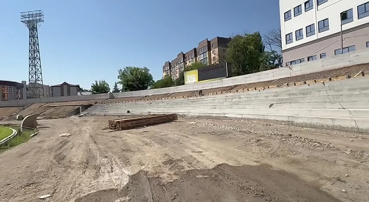 В Пятигорске на стадионе «Центральный» монтируют колонны под навес южной трибуны