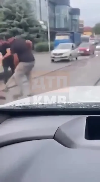 В Пятигорске на улице Адмиральского по гарантии ремонтируют швы асфальта