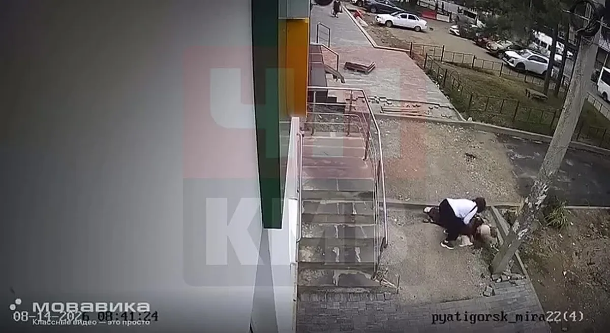 В Пятигорске пенсионерка упала на аварийном тротуаре на улице Мира