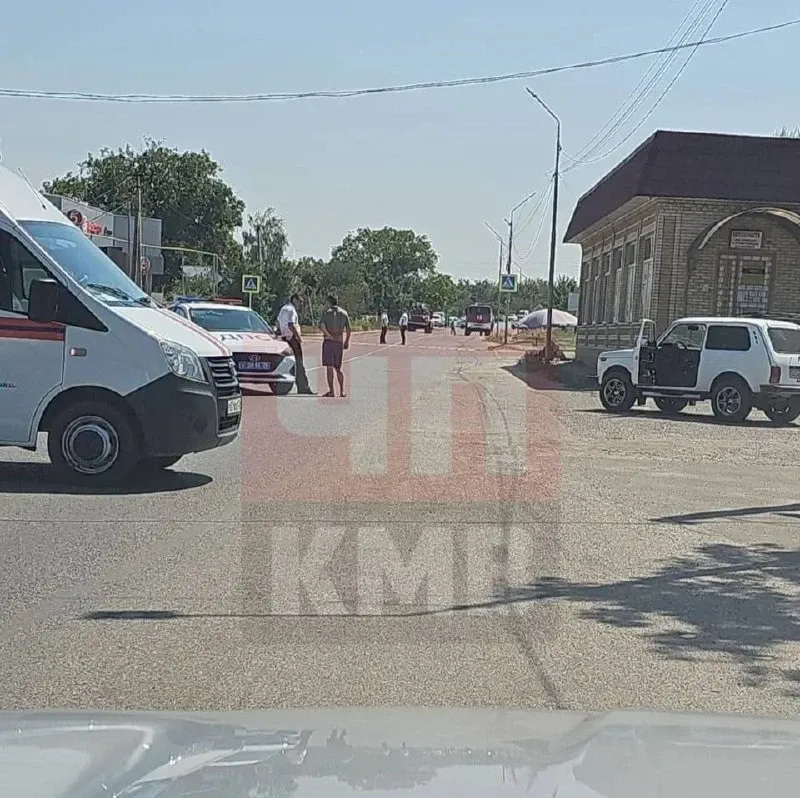 В селе Краснокумское под Георгиевском горит АЗС на перекрёстке Кирова и Строителей