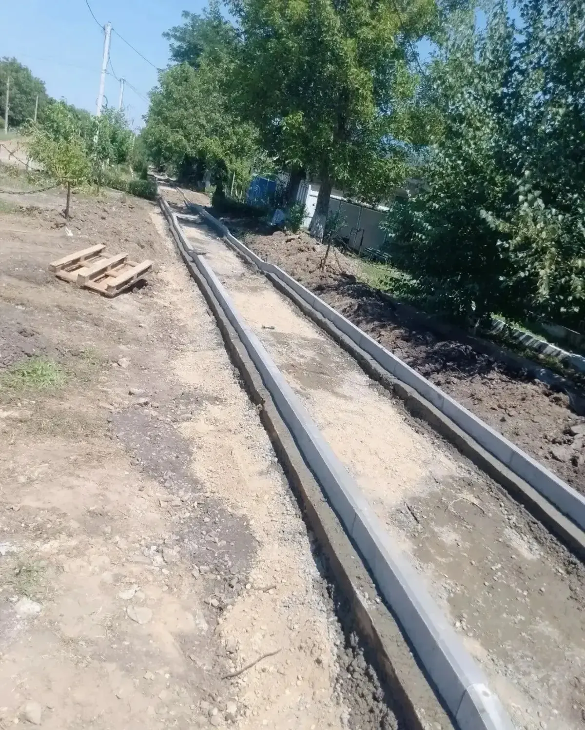 В селе Марьины Колодцы обустраивают тротуар на улице Садовой