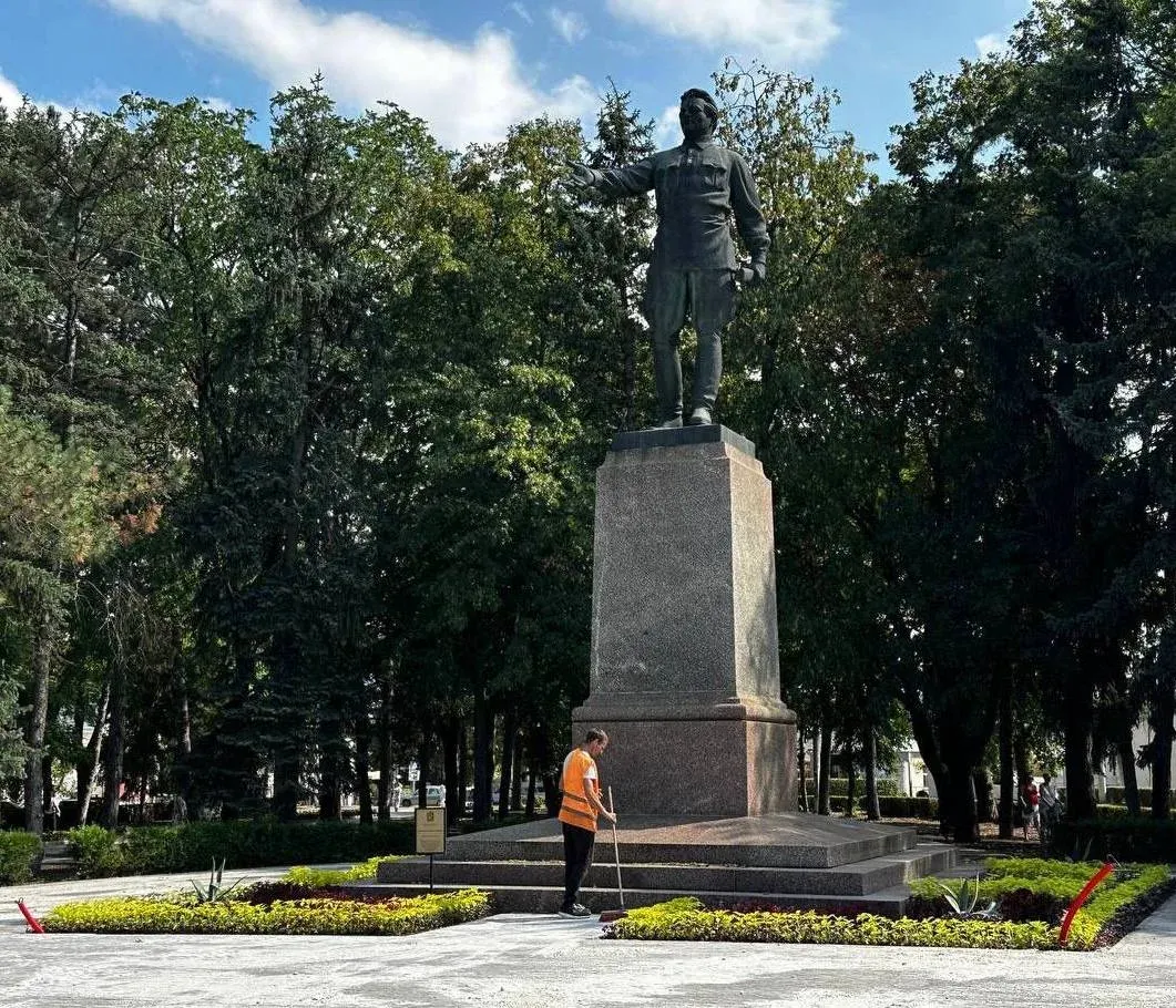 В сквере Кирова Пятигорска высадили цветы на всех клумбах