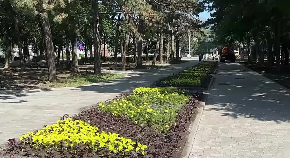 В сквере Кирова в Пятигорске восстанавливают клумбы