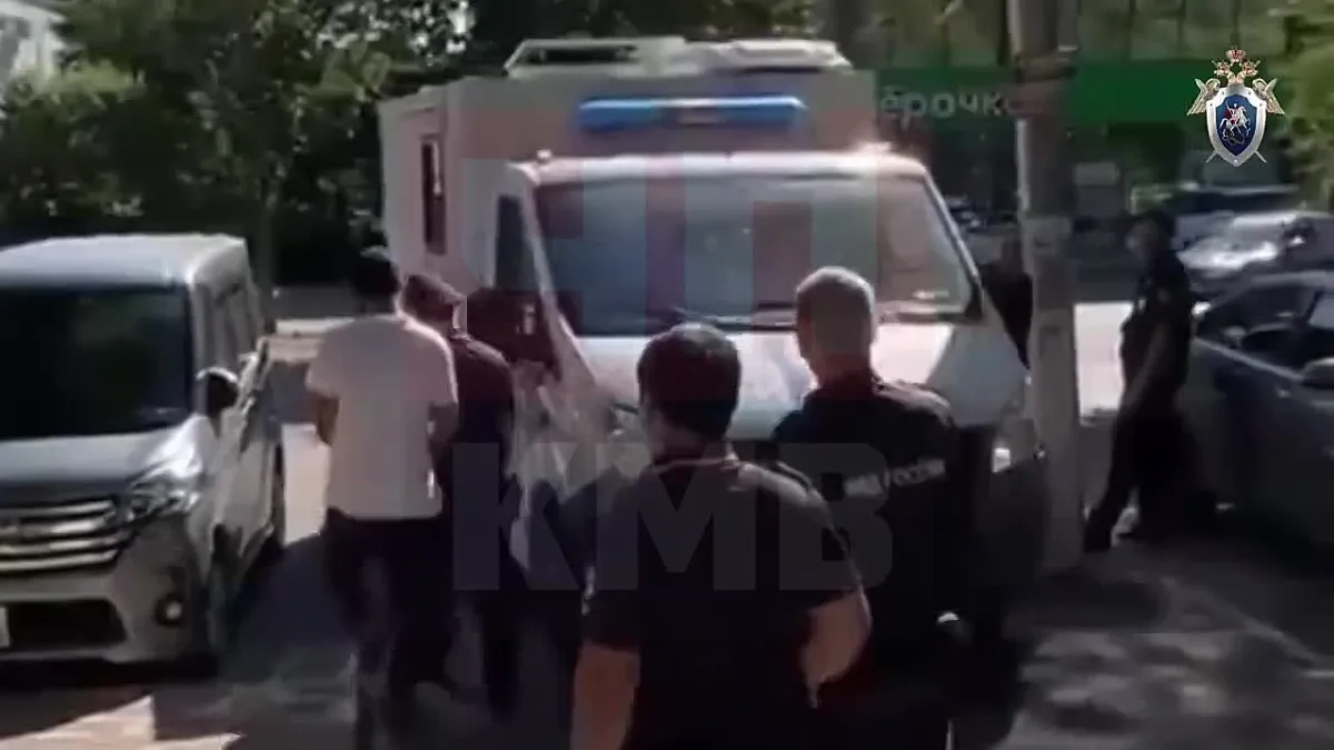 В станице Барсуковской задержан 18-летний за избиение пенсионера и порчу машин