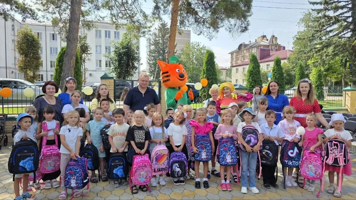 В станице Ессентукской более 400 будущих школьников получили рюкзаки