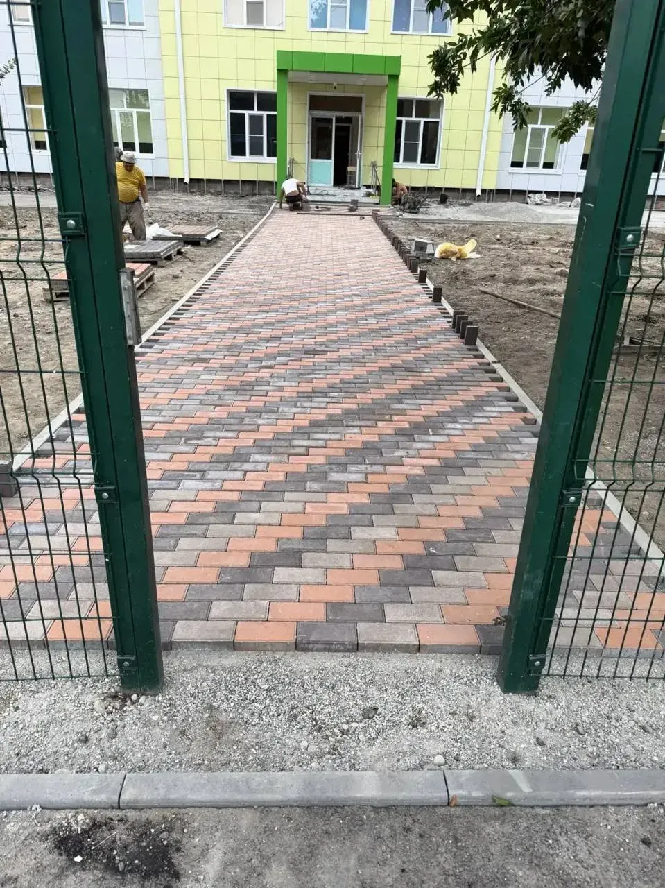 В станице Советской у школы № 3 уложили дорожку из тротуарной плитки