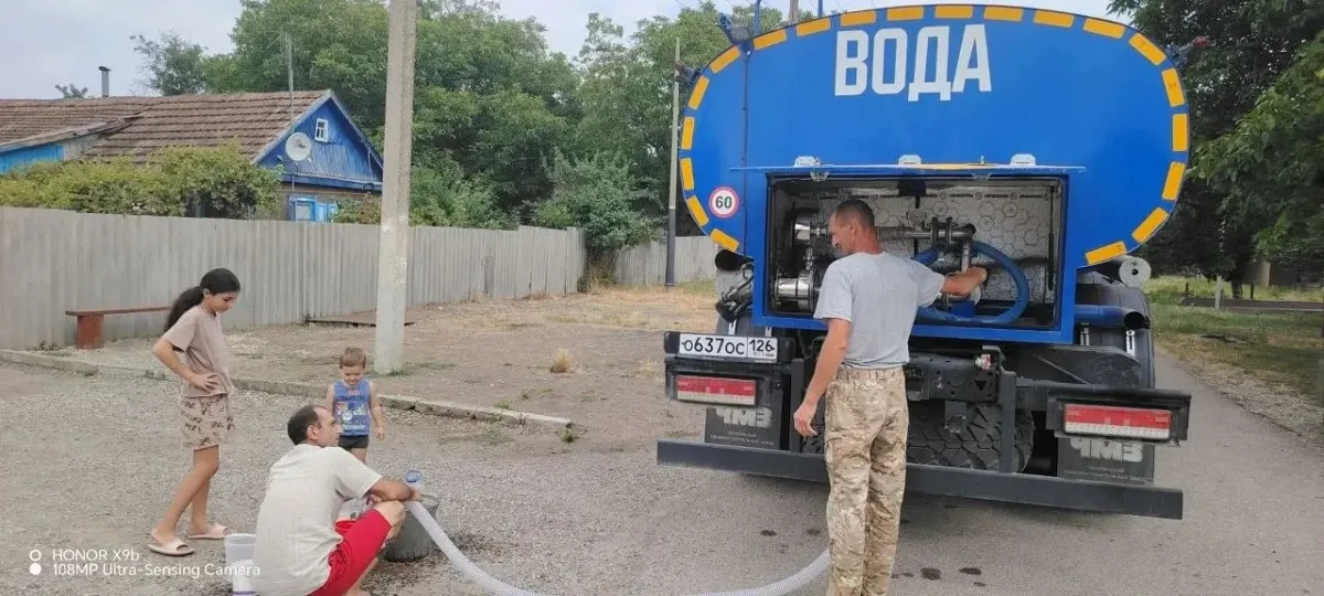 В станице Зольской продолжают подвоз воды по заявкам
