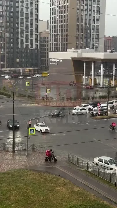 В Ставрополе местные жители вытащили авто из залитой водой ямы