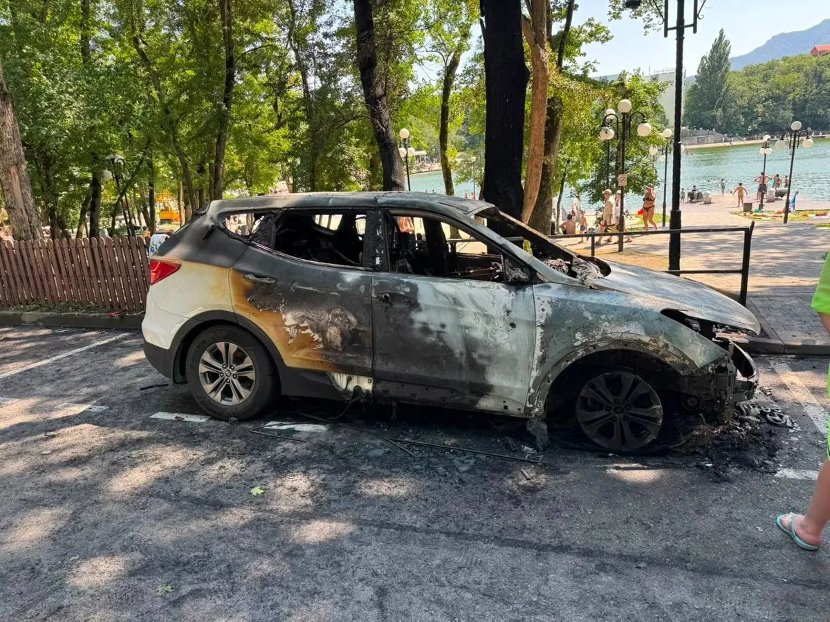 В Железноводске на озере 30'Ка из-за возгорания проводки загорелась машина