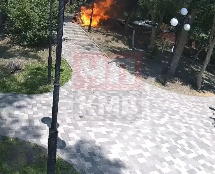 В Железноводске у озера Тридцатка пожар уничтожил легковушку