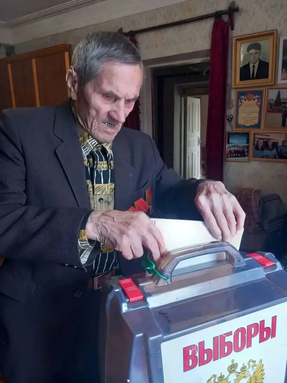 98-летний ветеран из Кисловодска впервые проголосовал на дому
