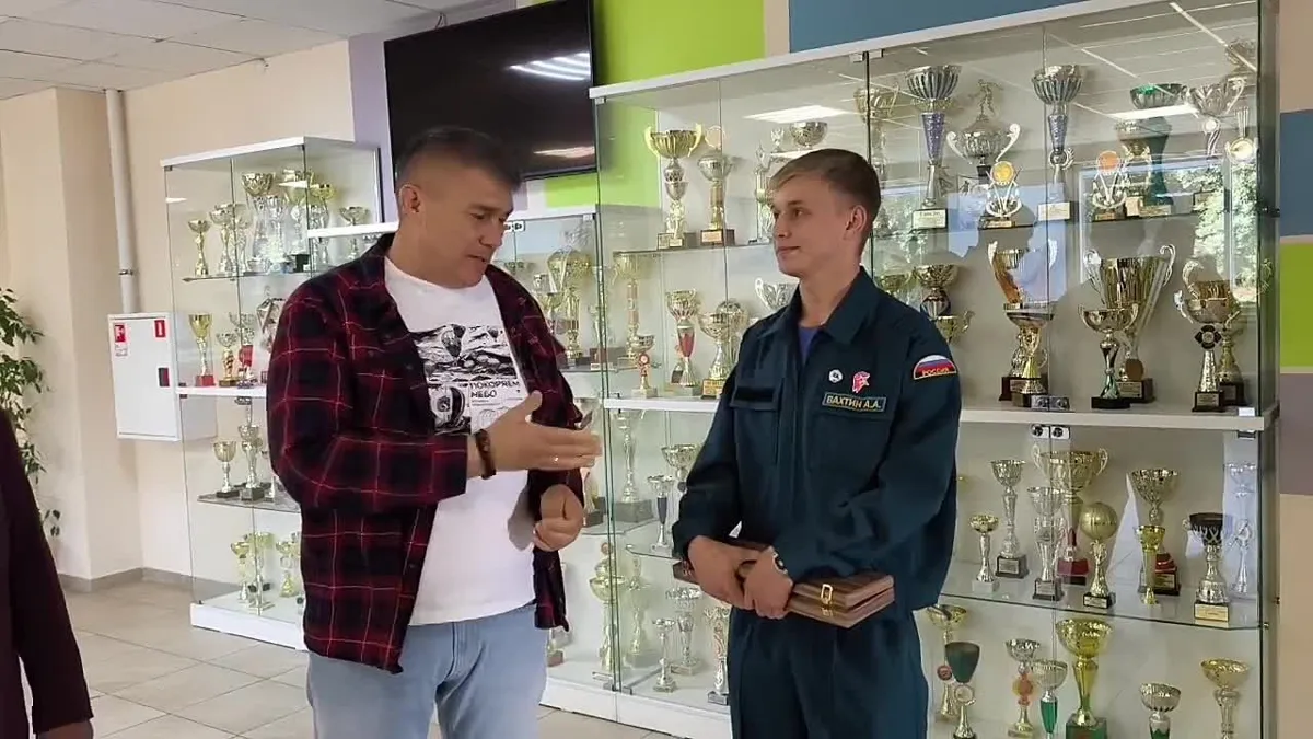 Глава Ессентуков наградил Арсения, спасшего бабушку из горящего дома