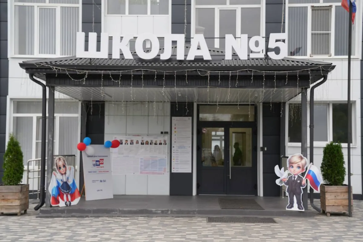 Министр здравоохранения края проверил работу медика в школе станицы Марьинской