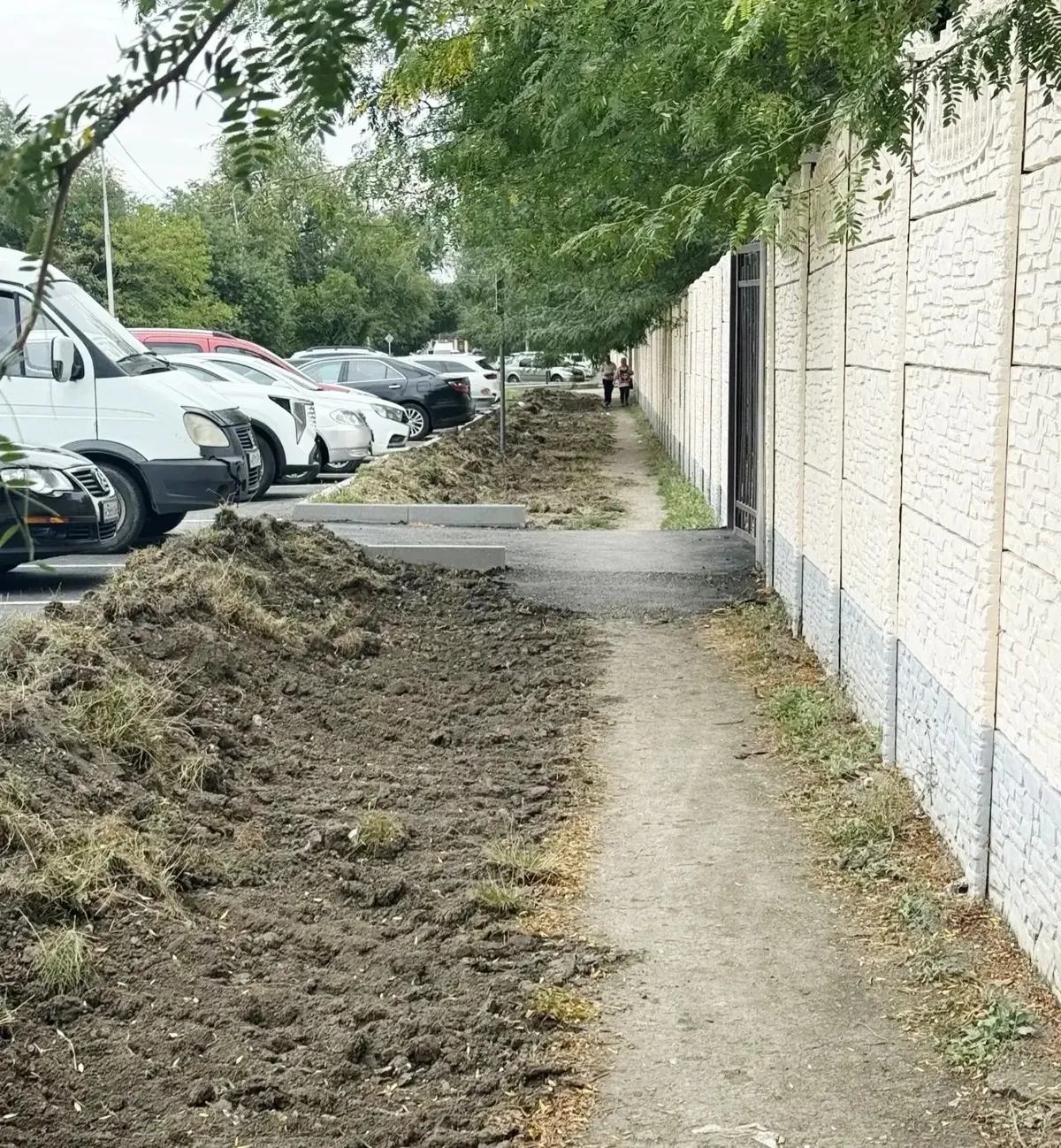 Приступили к обустройству тротуаров рядом с городской больницей