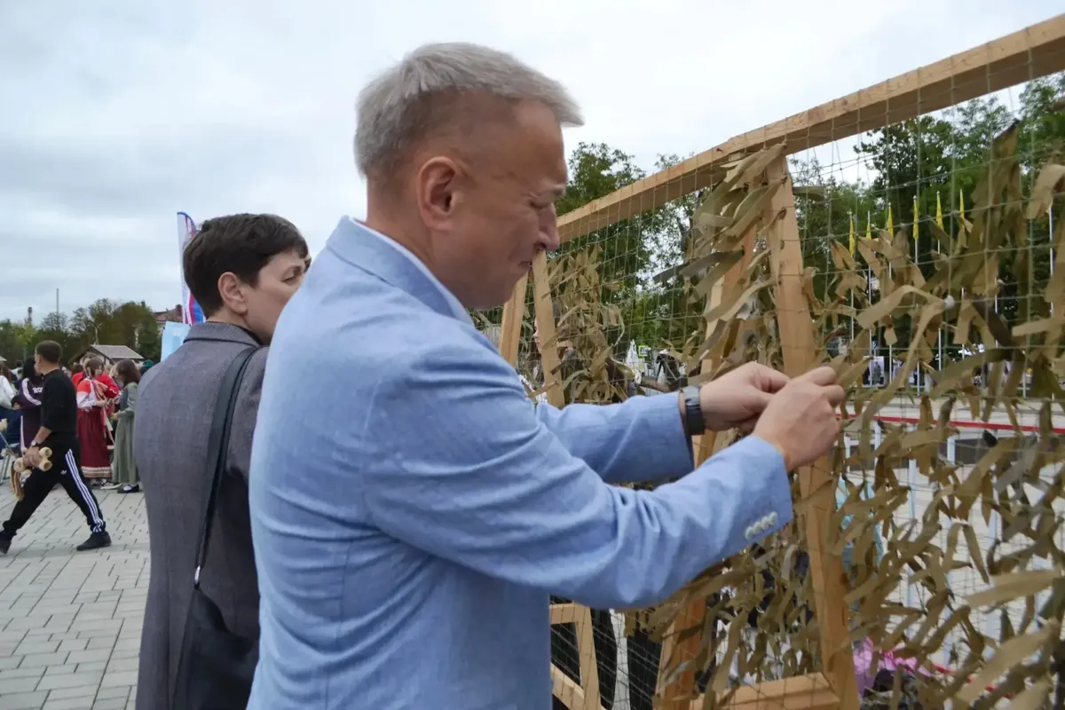 В День города на центральной площади прошла патриотическая акция по плетению маскировочных сетей
