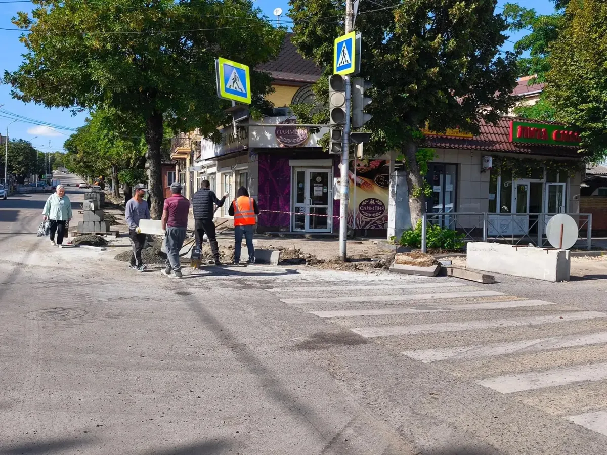 В Ессентуках на Володарского уложили 80% выравнивающего слоя асфальта