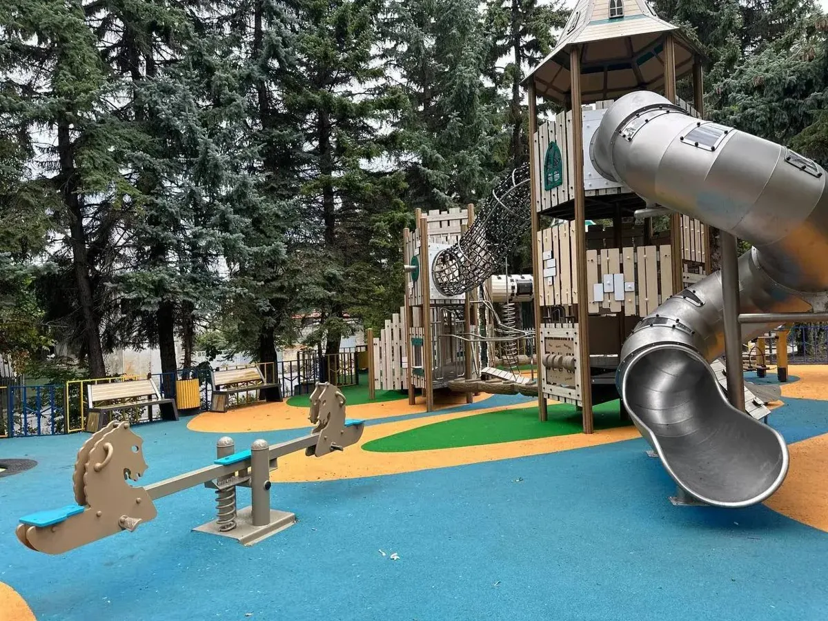 В Кисловодске на улице Кисловодской разгромили новую детскую площадку