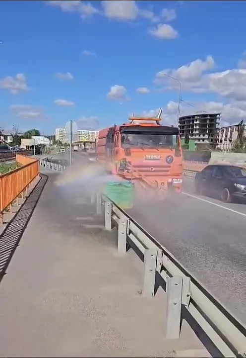 В Минеральных Водах очищают мостовые ограждения и прибордюрную зону