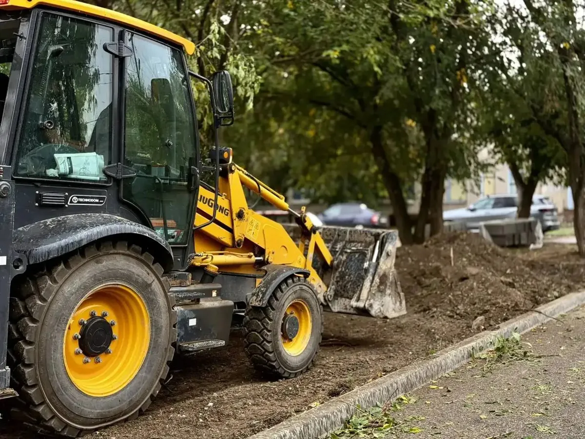 В Минеральных Водах у Покровского собора укладывают плитку